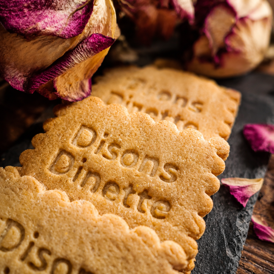 Biscuits sablés Disons Dinette et pétales de rose