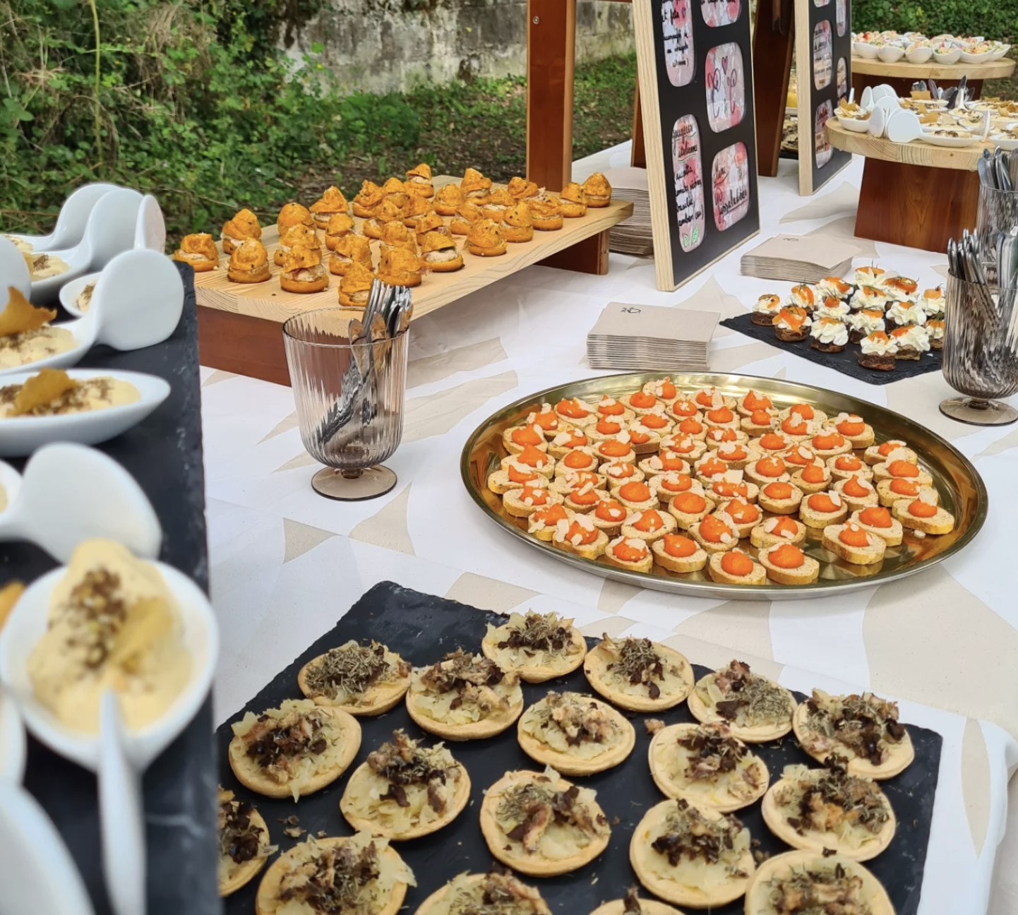 Buffet Disons Dinette dressé en extérieur avec choux salés et tartelettes