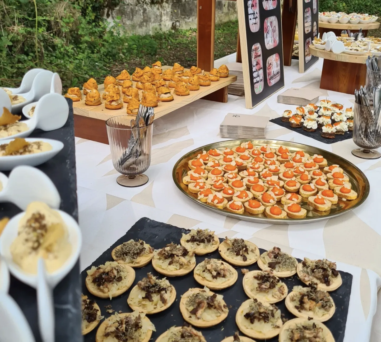 Buffet Disons Dinette dressé en extérieur avec choux salés et tartelettes