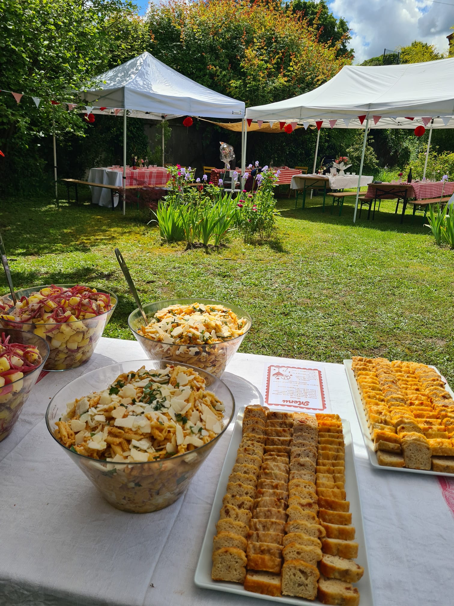 Buffet de réception Disons Dinette dressé en extérieur pour un mariage en Touraine