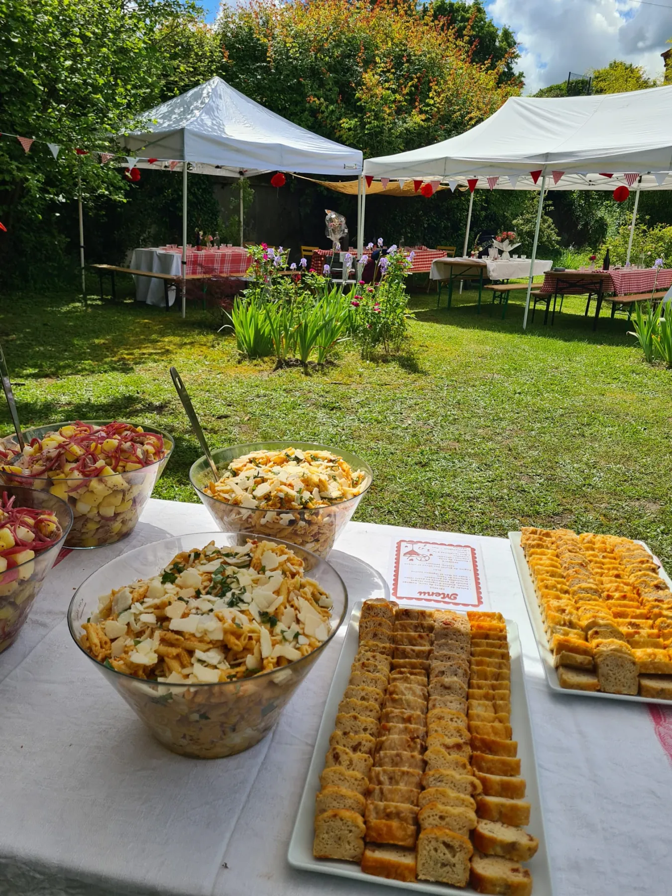 Buffet de réception Disons Dinette dressé en extérieur pour un mariage en Touraine