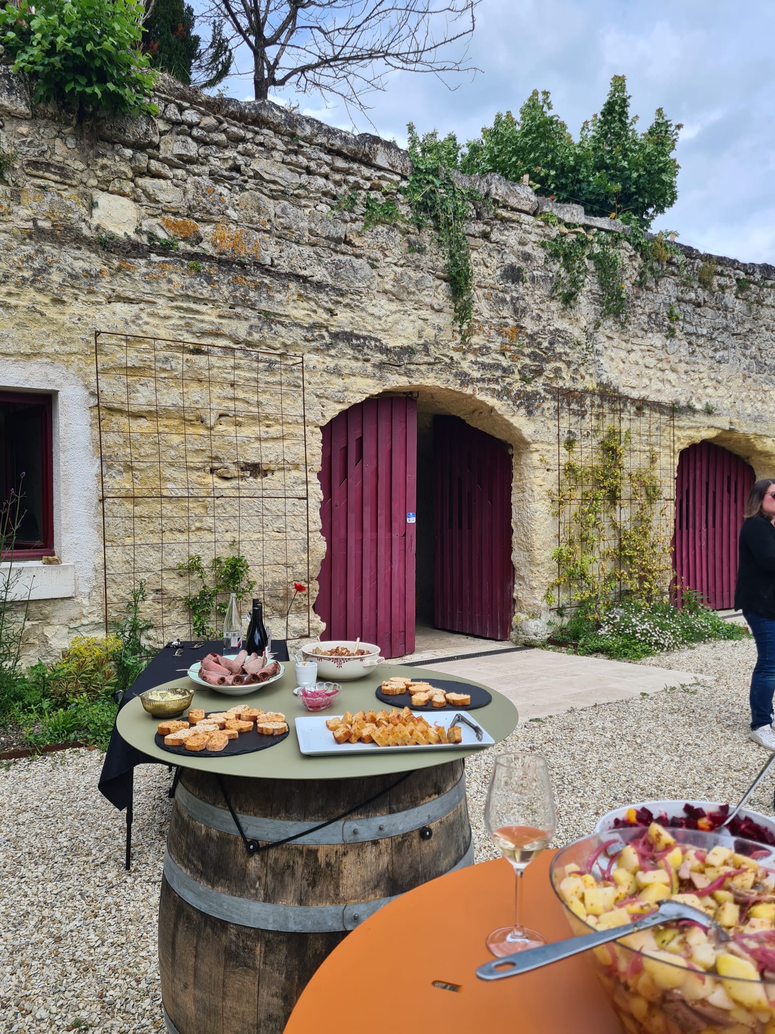 Buffet sur tonneau de Disons Dinette dans la cour d'un domaine troglodyte de Touraine