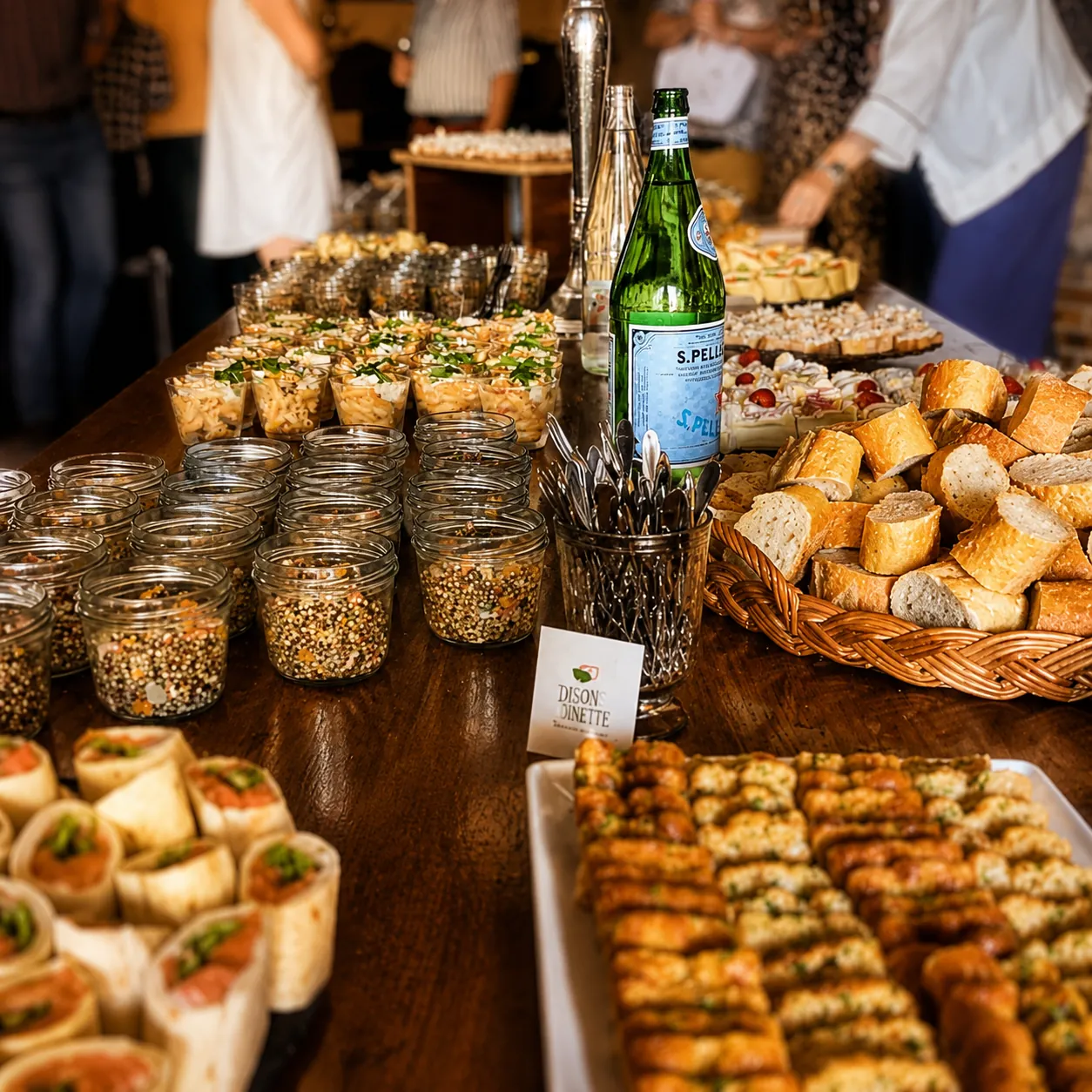 Buffet rustique avec pain, verrines et mises en bouche