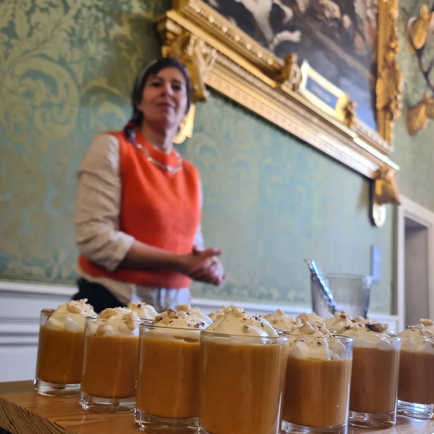 Delphine, cheffe de Disons Dinette, présente des verrines faites maison