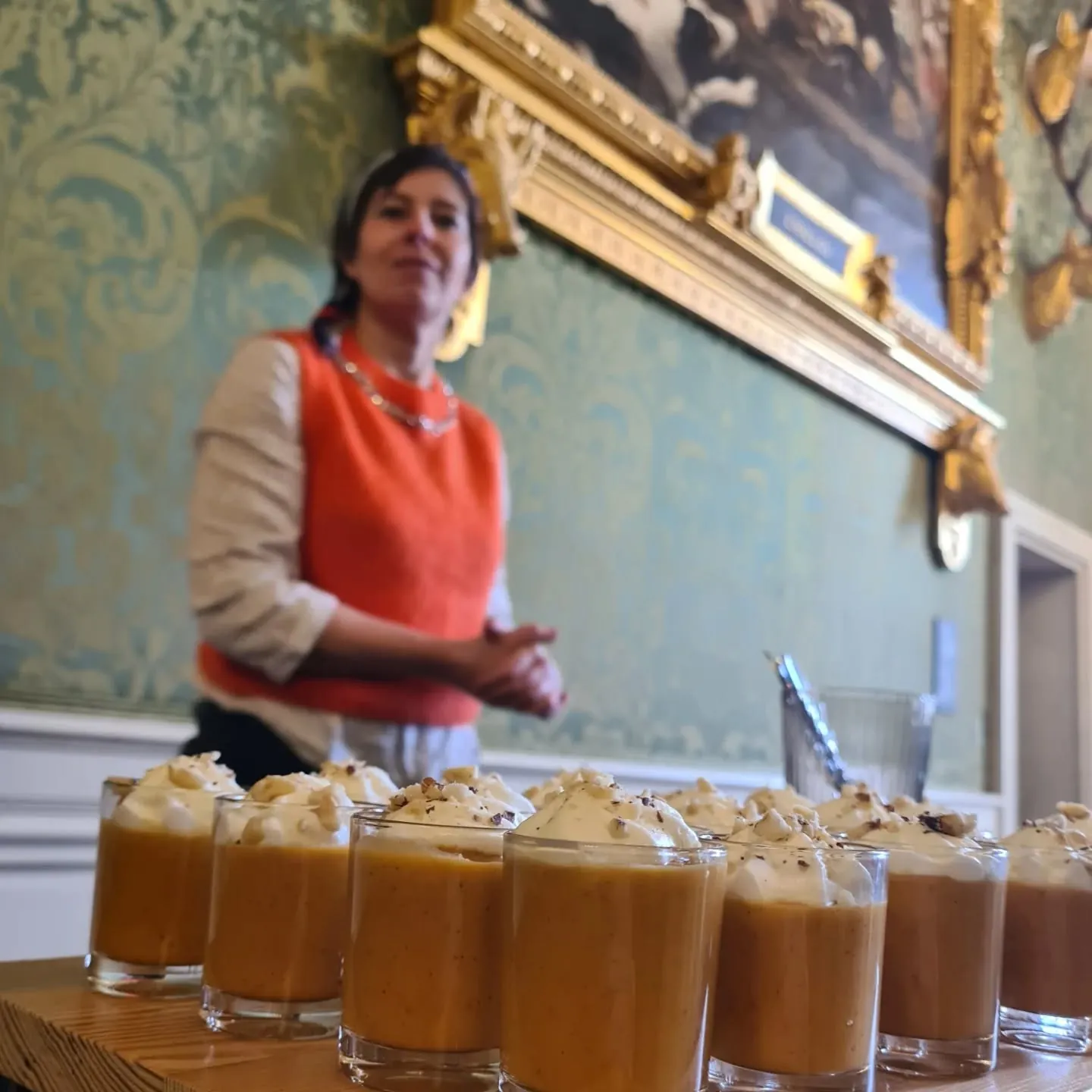 Delphine, cheffe de Disons Dinette, présente des verrines faites maison