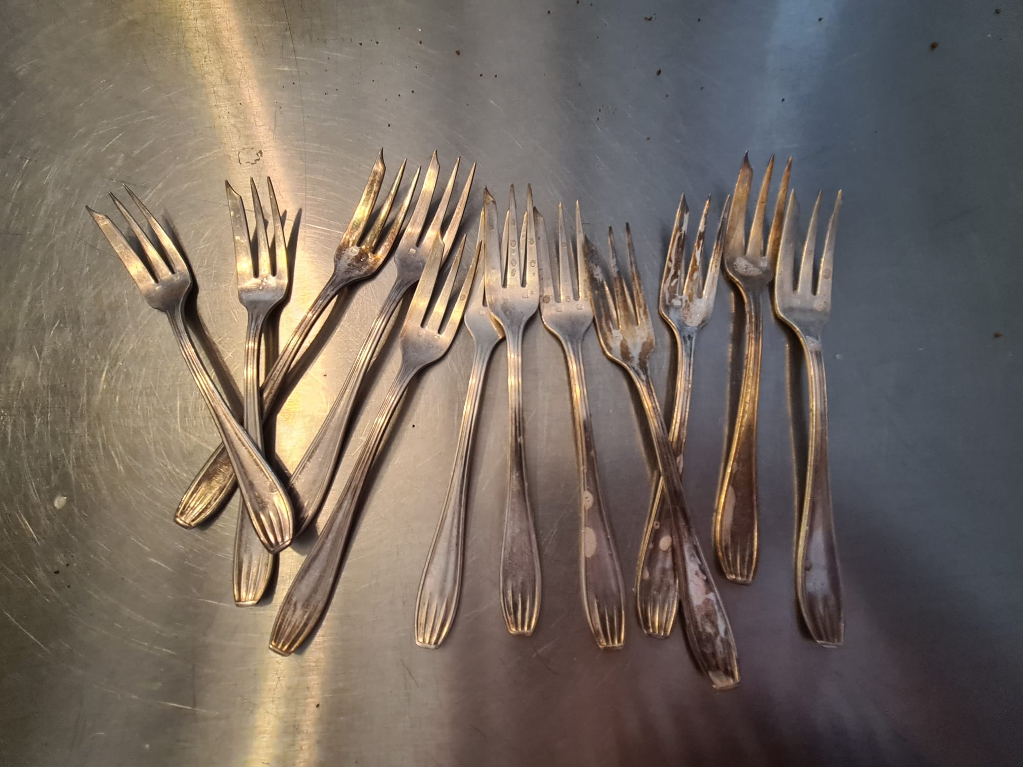 Collection de fourchettes à dessert anciennes, chinées pour limiter le plastique jetable