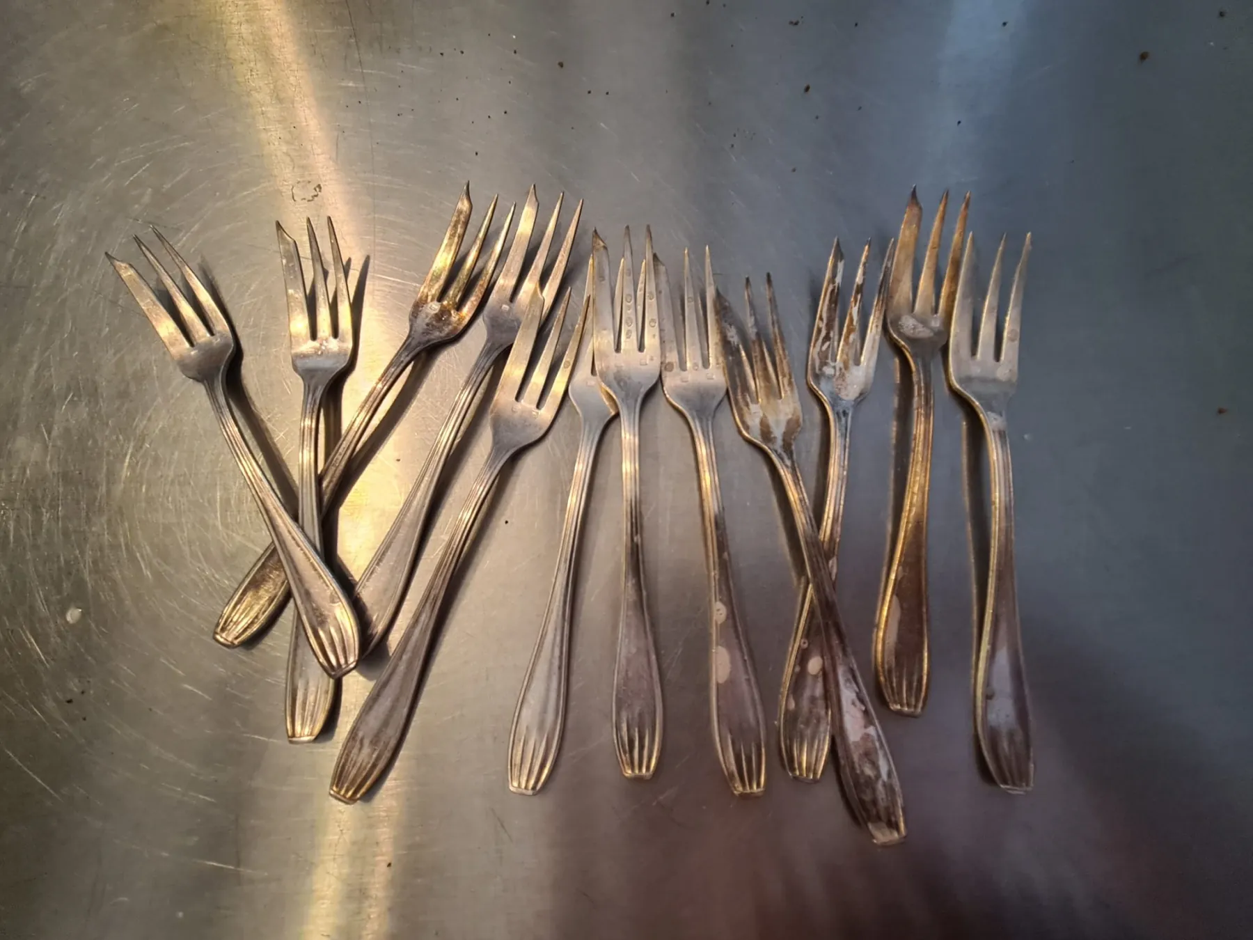 Collection de fourchettes à dessert anciennes, chinées pour limiter le plastique jetable