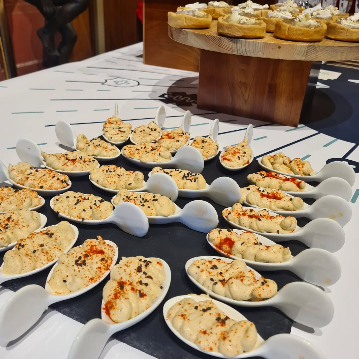 Mises en bouche dressées sur des cuillères en porcelaine pour un cocktail