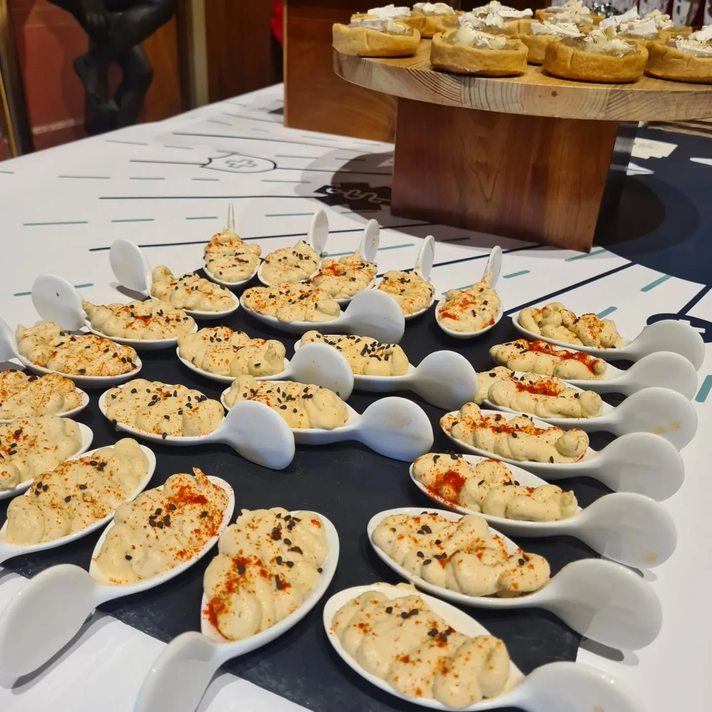 Mises en bouche dressées sur des cuillères en porcelaine pour un cocktail