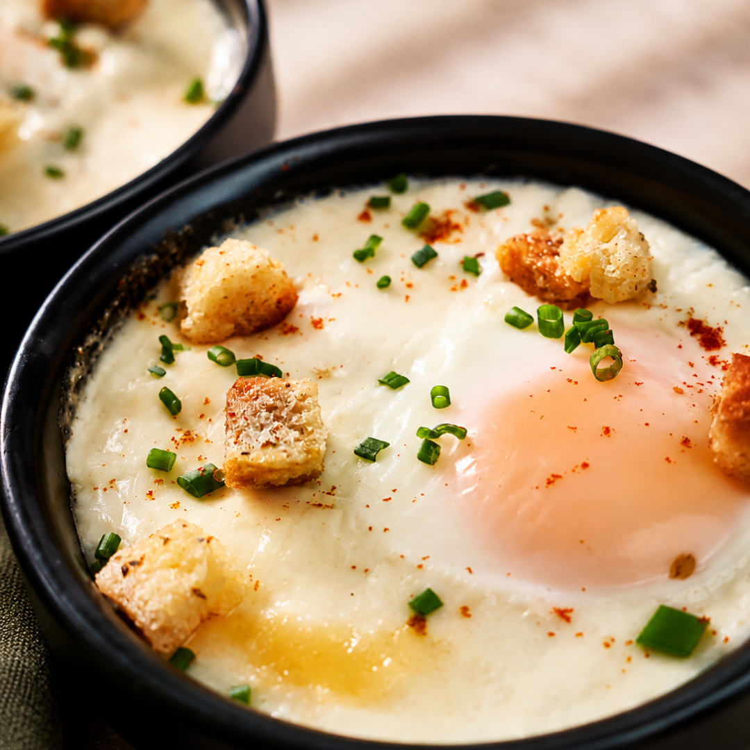 Œufs cocotte, crème de camembert et croûtons dorés