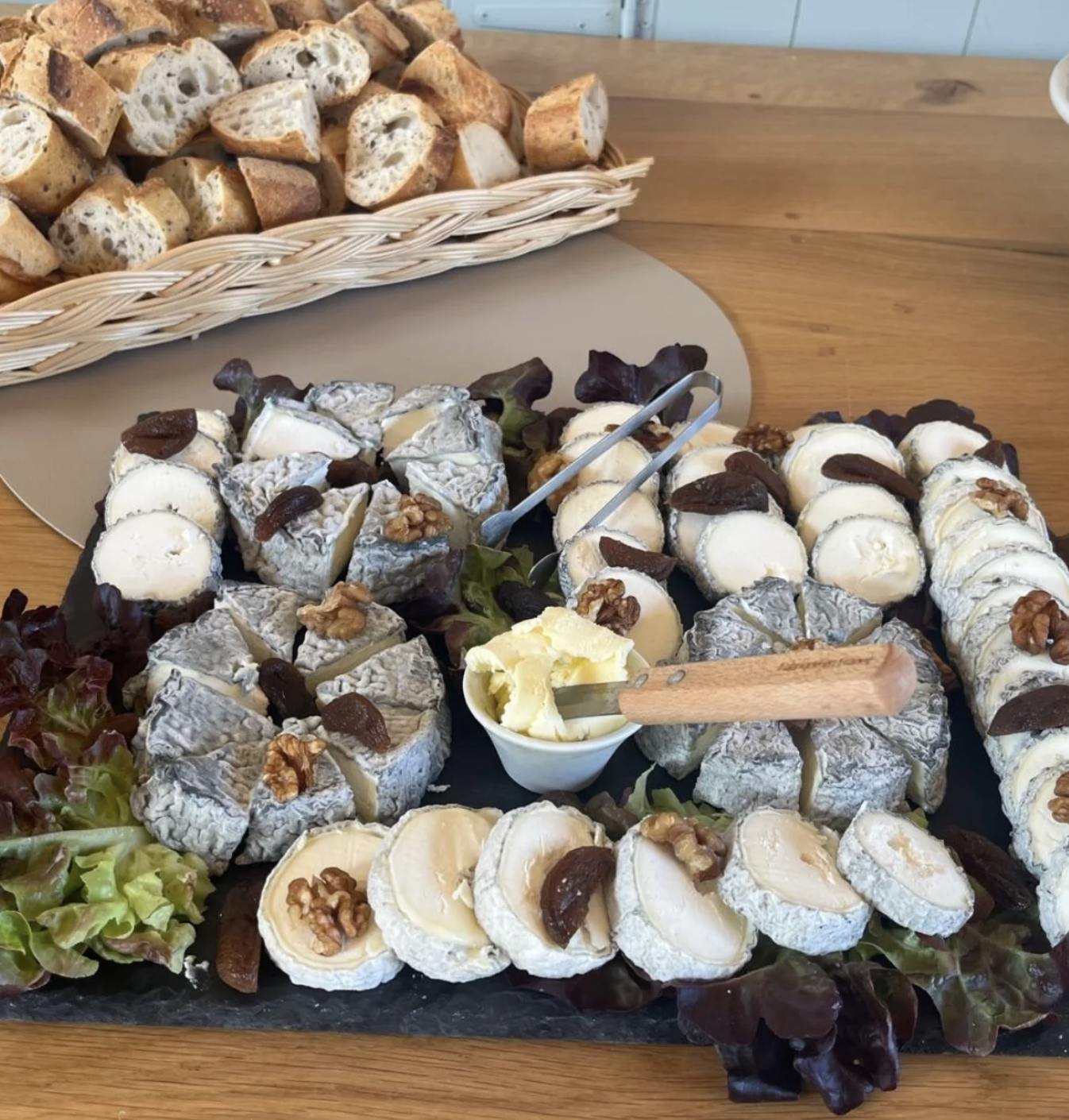 Plateau de fromages de chèvre, figues et noix