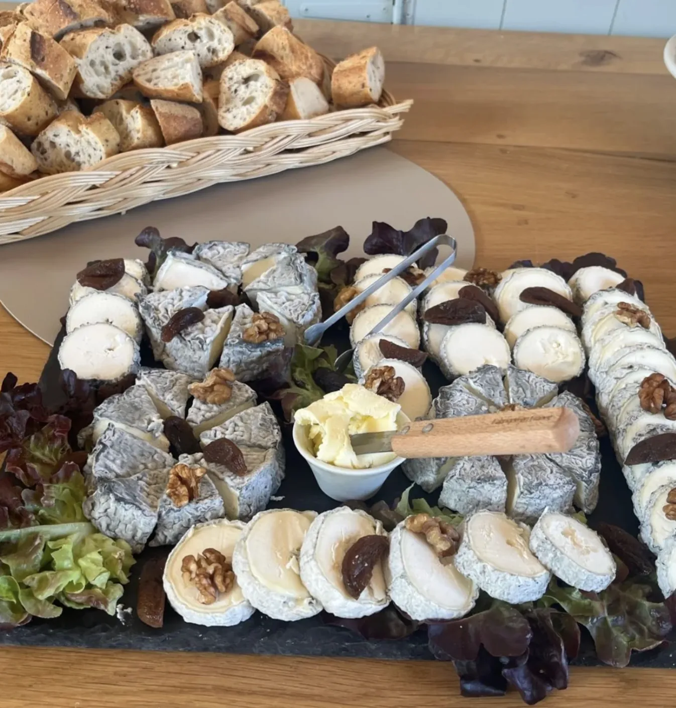 Plateau de fromages de chèvre, figues et noix