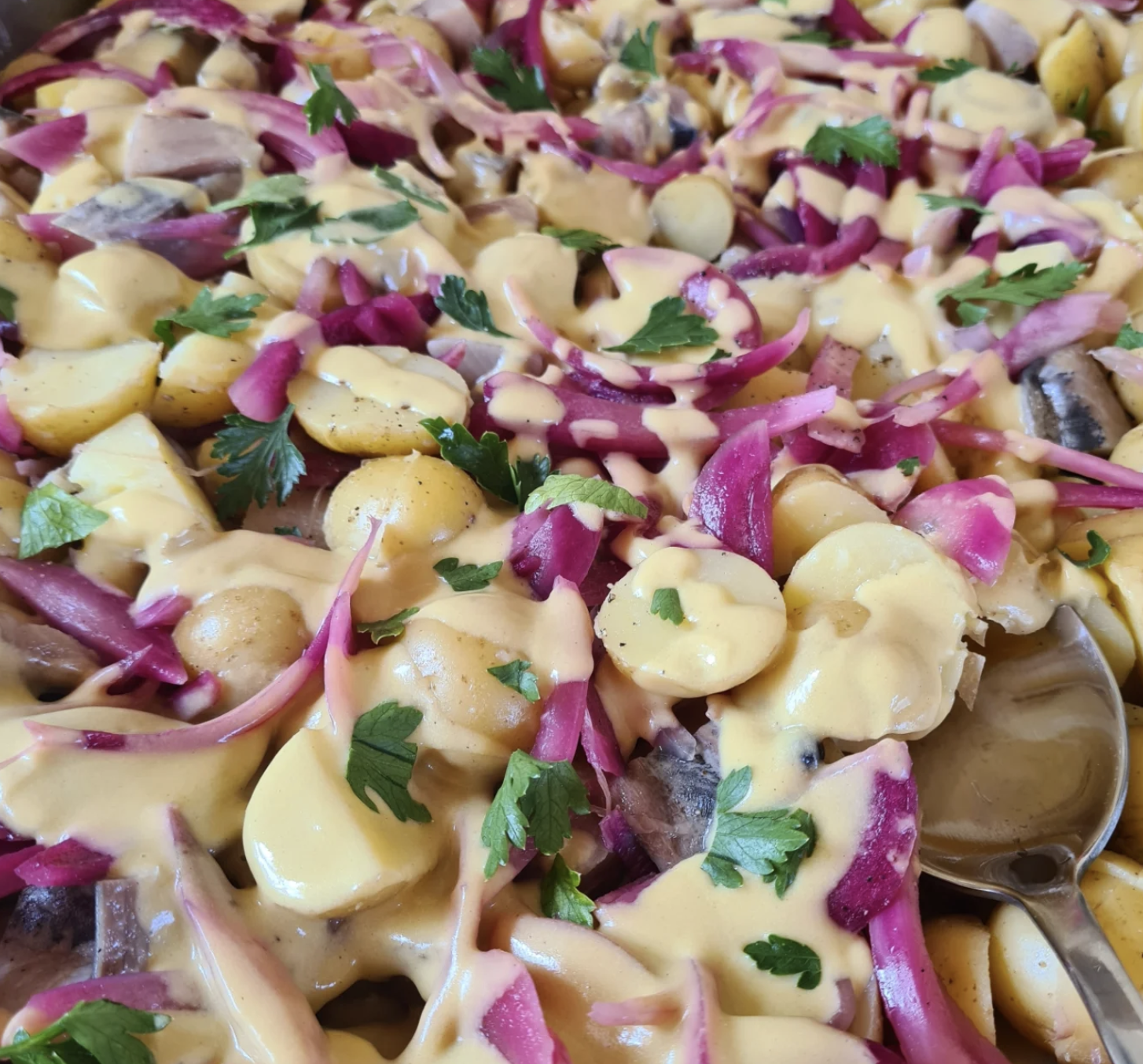 Salade de pommes de terre, oignons rouges et sauce moutarde
