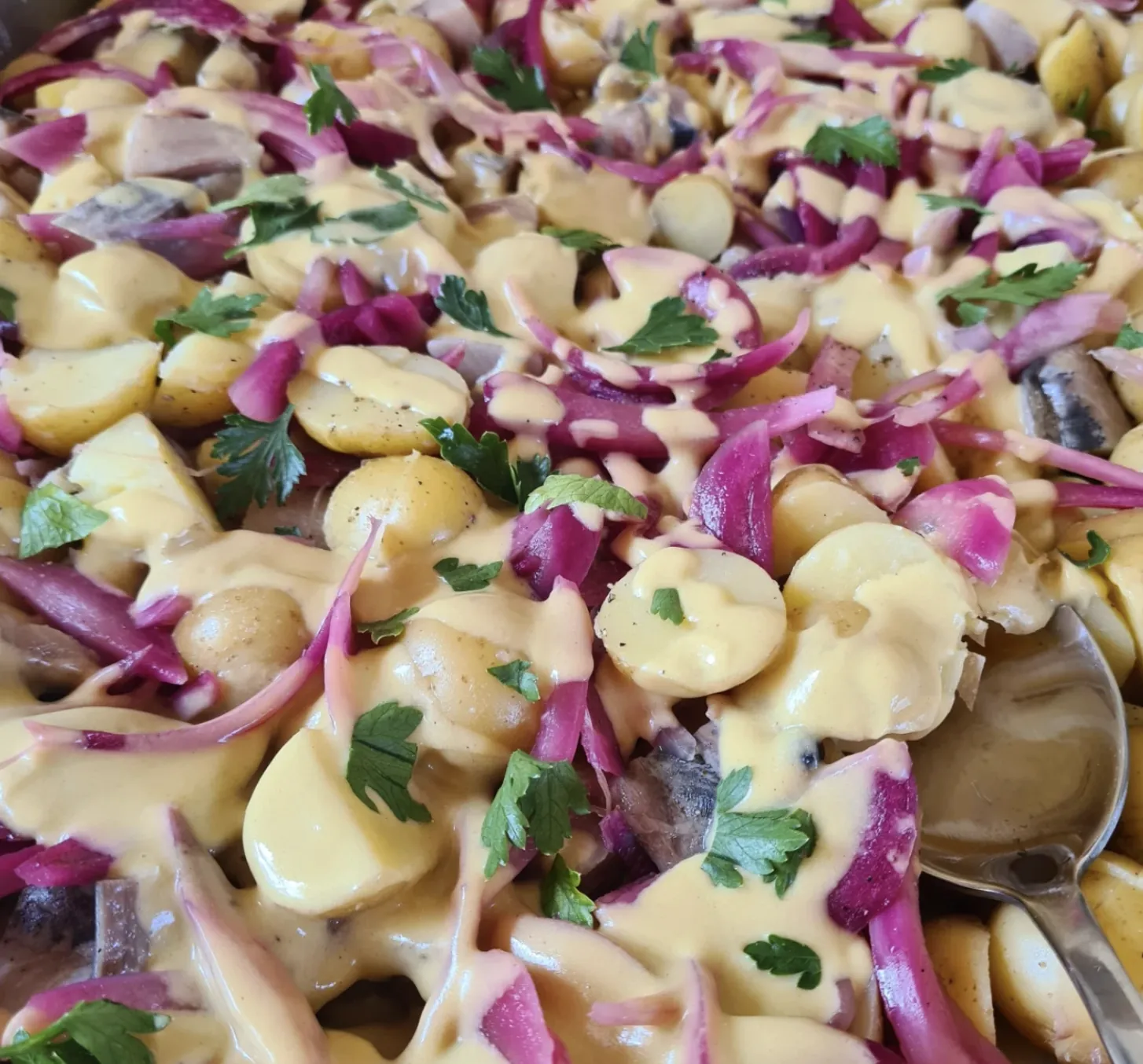 Salade de pommes de terre, oignons rouges et sauce moutarde