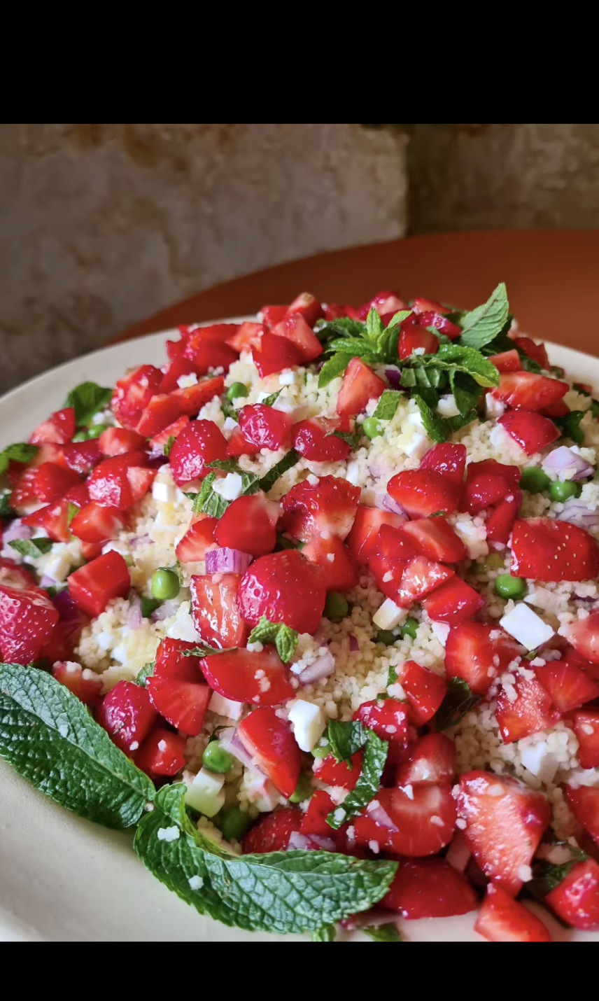 Taboulé de couscous aux fraises, menthe et feta