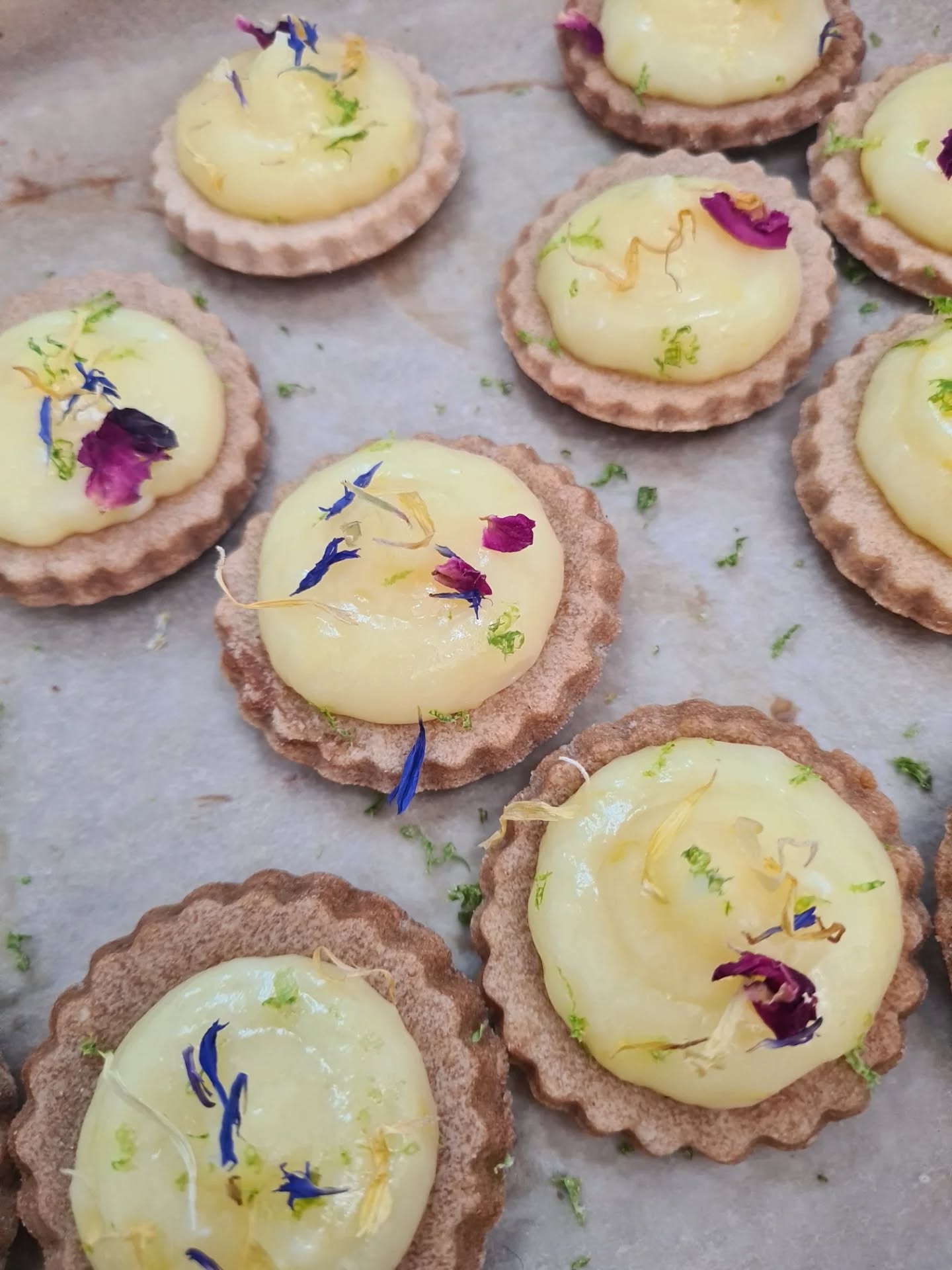 Tartelettes au citron, zestes et bleuets