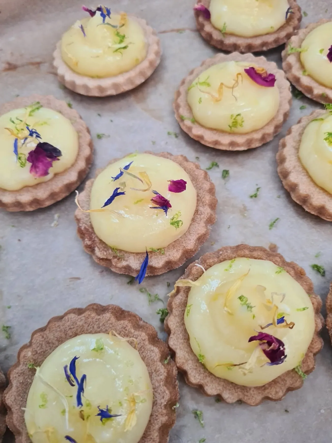 Tartelettes au citron, zestes et bleuets