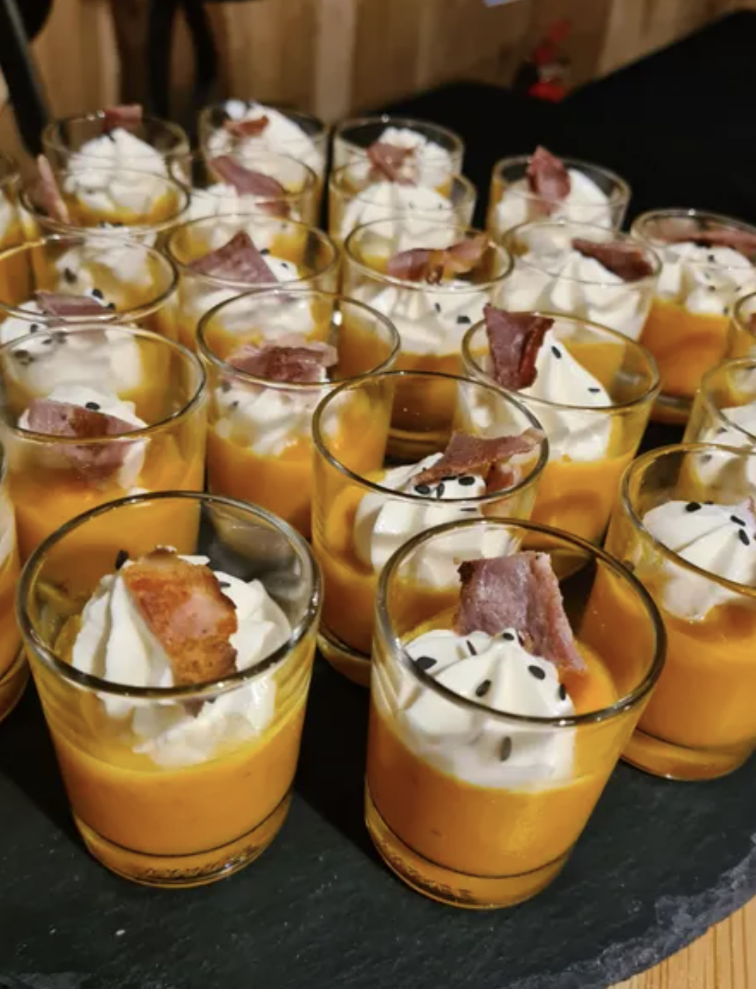 Verrines de velouté de potiron, chantilly salée et chips de jambon