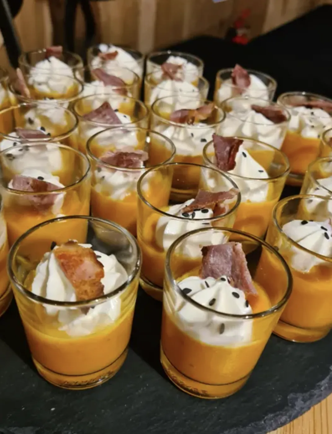 Verrines de velouté de potiron, chantilly salée et chips de jambon